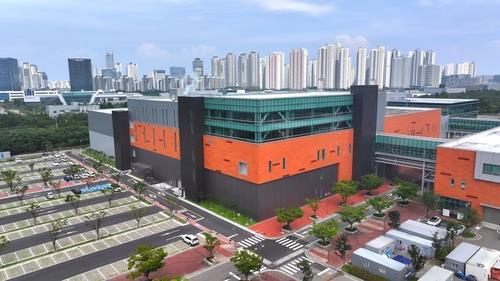 This file photo provided by Celltrion Inc. shows one of its three plants in Songdo, about 40 kilometers west of Seoul. (PHOTO NOT FOR SALE) (Yonhap)
