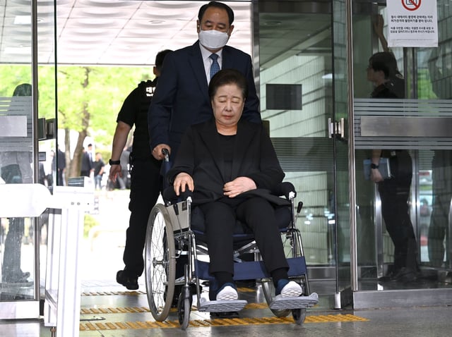 La cheffe de l’Église de l’Unification, Han Hak-ja, arrive au tribunal à Séoul le 22 septembre 2025