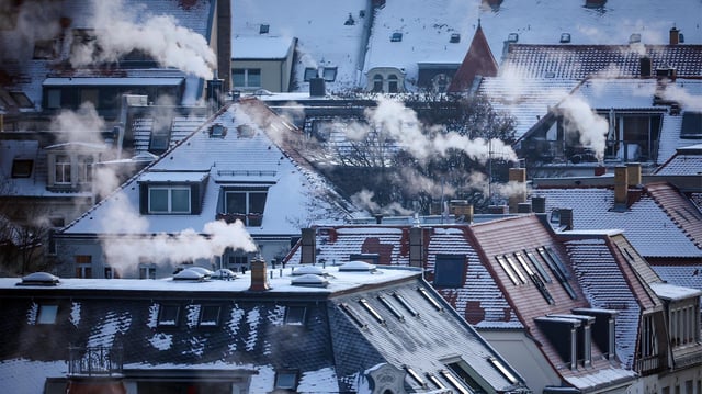 Qualm steigt aus Schornsteinen und Abzügen an einem kalten Wintermorgen in der Leipziger Südvorstadt auf.