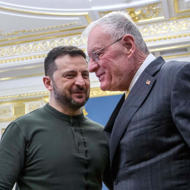 Der US-Sondergesandte für die Ukraine, Keith Kellogg, mit dem ukrainischen Präsidenten Wolodymyr Selenskyj.