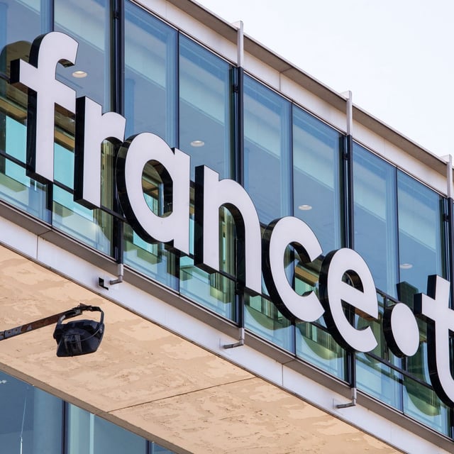 Le logo de France Télévisions sur le siège de l'entreprise à Paris, le 1er avril 2025.