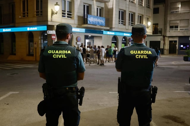 Dos agentes de la Guardia Civil, en Turís.