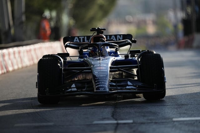 Carlos Sainz durante la exhibición por las calles de Madring.