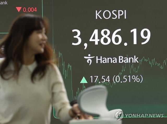 This photo shows the dealing room of Hana Bank in central Seoul on Sept. 23, 2025. (Yonhap)