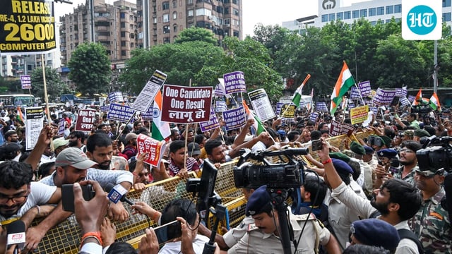 Police personnel try to stop aspirants of Bihar Public Service Commission (BPSC) Teacher Recruitment Exam (TRE) 4.0 during their protest march, in Patna on Friday, Sept 19. 