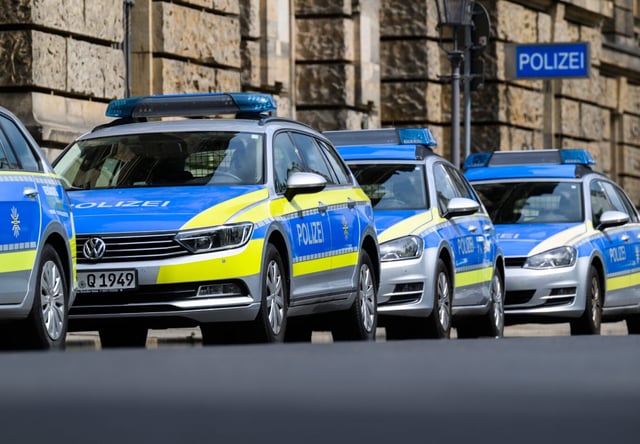Iraker. Polizeiautos parken in Dresden vor dem Polizeipräsidium: Passende Lade-Säulen für E-Streifenwagen fehlen jedoch Foto: picture alliance/dpa | Robert Michael