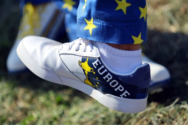 Ein Schuh mit Europafahne und Ryder Cup Logo in Großaufnahme