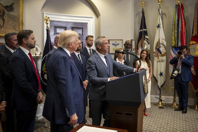 El secretario de Salud de EEUU, Robert Kennedy Jr., en el centro, y a su derecha, el presidente del país, Donald Trump