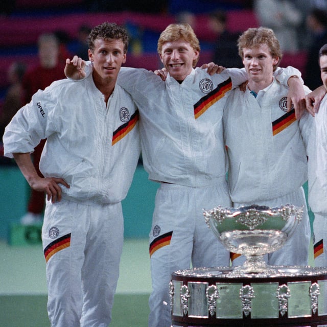 Niki Pilic (r.) nach dem Davis-Cup-Sieg 1989 mit Boris Becker (2.v.l.)