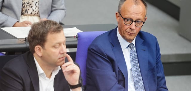 Vizekanzler und Finanzminister Lars Klingbeil (SPD, l.) sowie Kanzler Friedrich Merz (CDU) bei einer Bundestagssitzung
