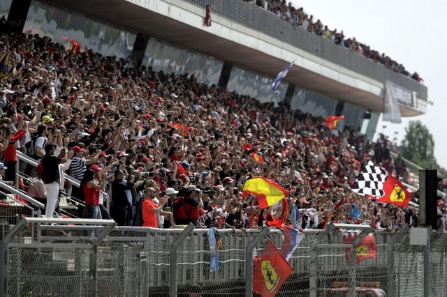 Seguidores de la escudería Ferrari en las gradas del Circuito de Cataluña.