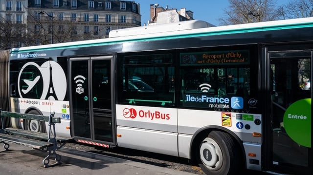 Un bus de la RATP, dans les rues de Paris, le 17 février 2025.