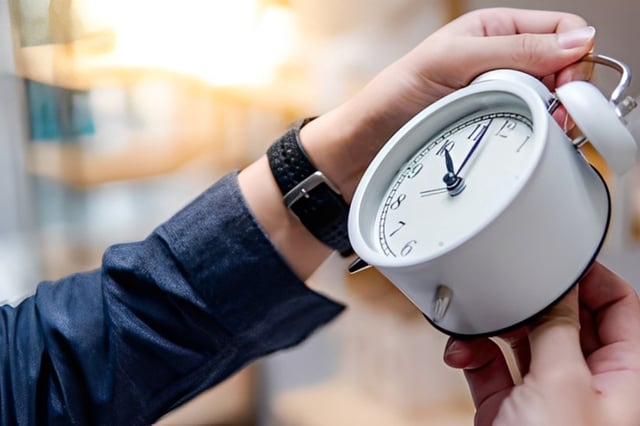 El cambio de hora en California 2025 obliga a atrasar los relojes; conoce la fecha y la hora exacta del ajuste. (Foto: Getty Images / iStock)