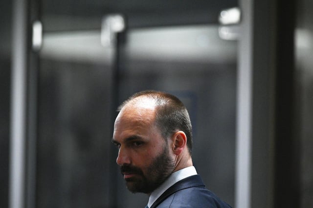 Eduardo Bolsonaro pode ser cassado por excesso de faltas.