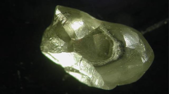 Diamond from South Africa with inclusion-rich zones and a clearer central region