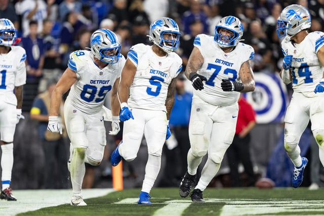 David Montgomery #5 of the Detroit Lions celebrates with his teammates after scoring a touchdown during an NFL football game against the Baltimore Ravens at M&T Bank Stadium on September 22, 2025 in Baltimore, Maryland.