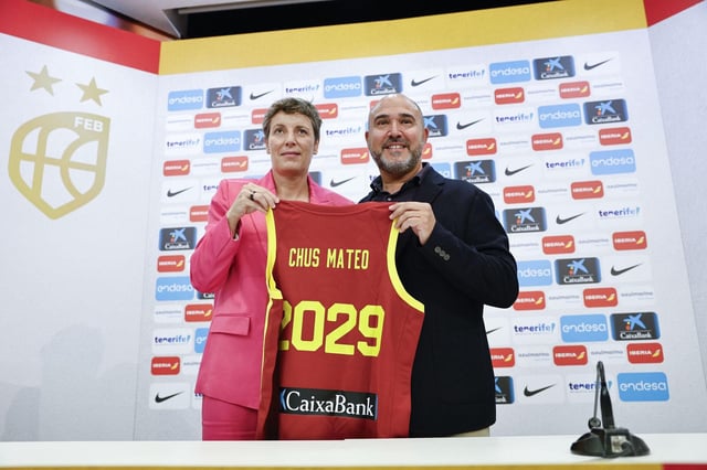 La presidenta de Federación Española de Baloncesto (FEB), Elisa Aguilar (i), presenta a Chus Mateo (d) como nuevo seleccionador absoluto masculino, este martes en Madrid.