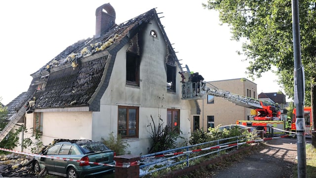 Ein vermisstes Mädchen wird nach einem Hausbrand in Pinneberg unter Trümmern vermutet.