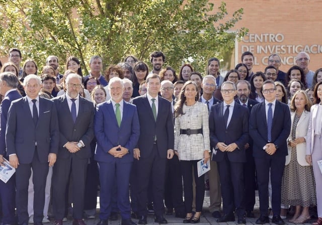 La Reina Letizia, durante su visita al Centro de Investigación del Cáncer de Salamanca