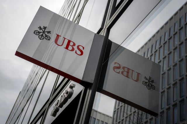 UBS va finalement s'acquitter de 835 millions d'euros, montant inférieur à celui auquel la banque suisse avait été condamnée lors de ses deux procès à Paris, à savoir 3,7 milliards d'euros au total en première instance en 2019 puis 1,8 milliard en appel en 2021.