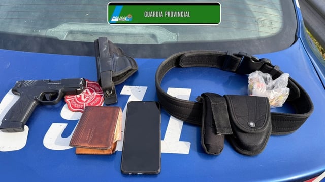 Una réplica de arma de fuego y juego de esposas, entre los elementos secuestrados al falso policía.