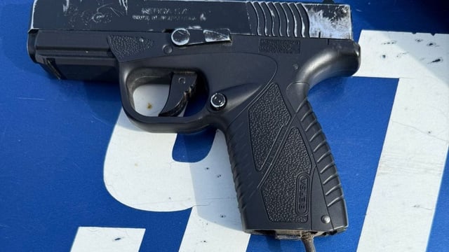 La réplica de arma de fuego que portaba el falso policía.