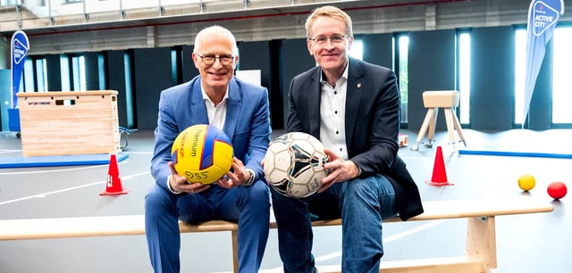 Peter Tschentscher (SPD, l.), Hamburgs erster Bürgermeister, und Daniel Günther (CDU), Ministerpräsident von Schleswig-Holstein