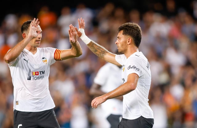 Tárrega y Hugo Duro chocan las manos tras imponerse por dos a cero al Athletic el sábado