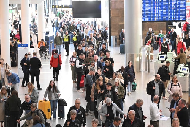 Pasajeros hacen fila para obtener nuevos pasajes en el punto de servicio del Aeropuerto de Copenhague, Dinamarca, el 23 de septiembre de 2025