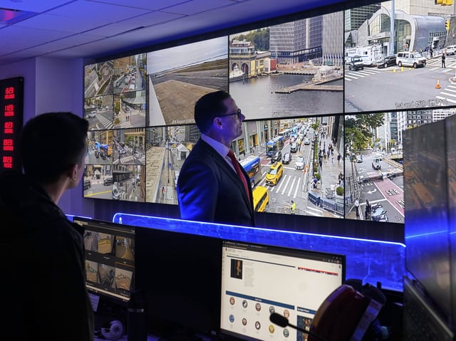 Matt McCool, agente especial a cargo del Servicio Secreto de EE.UU., en el centro, observa transmisiones de videovigilancia en vivo en la oficina local de la agencia en Nueva York, en el distrito de Brooklyn, el lunes 22 de septiembre de 2025.