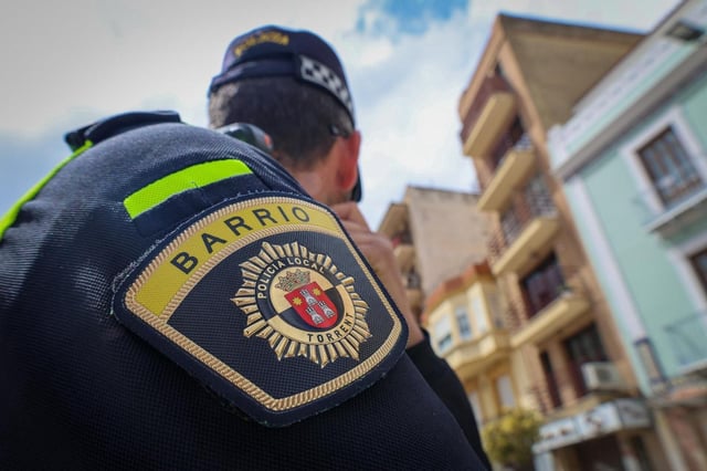 La rápida actuación de la Policía Local de Barrio de Torrent permite la detención de un presunto implicado en varios hurtos continuados.