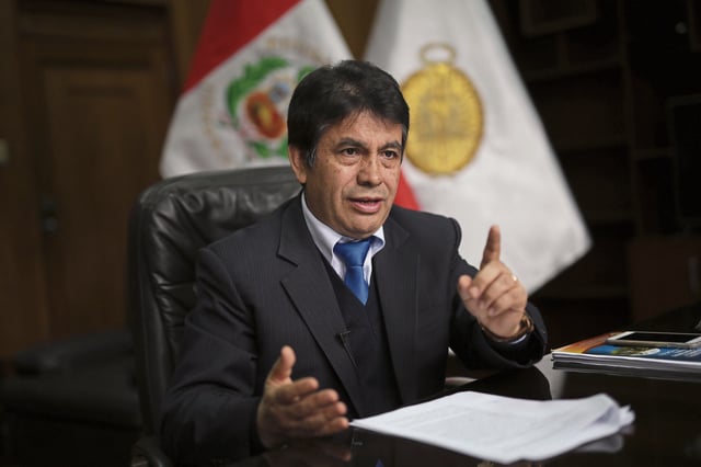 Tomás Gálvez amenaza con sacar a los fiscales Rafael Vela y José Domingo Pérez.