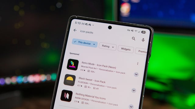 Searching for icon packs on the Play Store on the Galaxy S25 Ultra