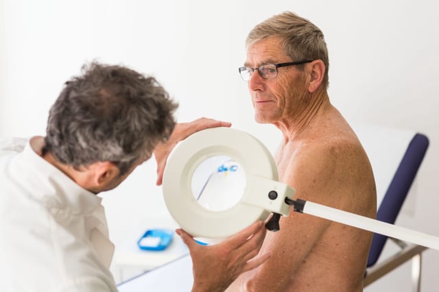 Hautuntersuchung (Symbolbild): Bermens linker Senat sucht nach Tattoos. Foto: picture alliance / Phanie | VOISIN/PHANIE