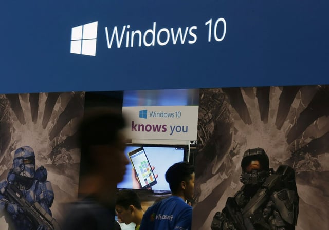 WIndows-10-Schriftzug im oberen Drittel, auf einer Computermesse