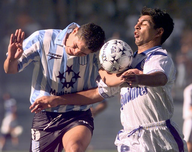 Racing, Vélez, y una postal de aquel domingo de 1997 en el que ambos jugaron... dos partidos cada uno; Fuertes y Banegas, en la disputa por la pelota