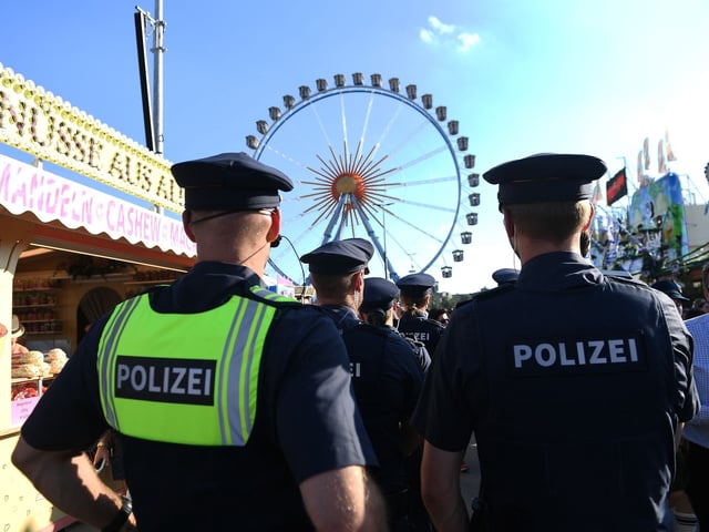 Auf der Wiesn wurde eine Frau von einem Mann sexuell attackiert, wegen Vergewaltigung sitzt er nun in U-Haft