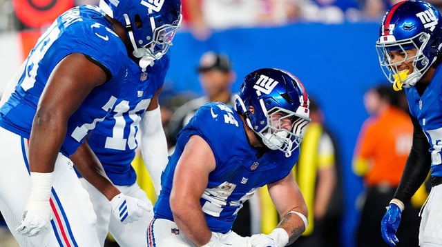 New York Giants running back Cam Skattebo (44) and. His teammates celebrate his touchdown in the second quarter, Sunday, September 21, 2025.