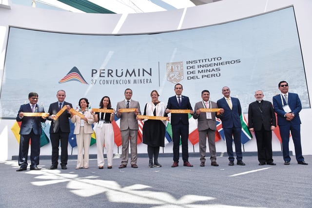 El corte de cinta que dio por inaugurada la convención minera PERUMIN 37, en Arequipa. Foto: GEC.