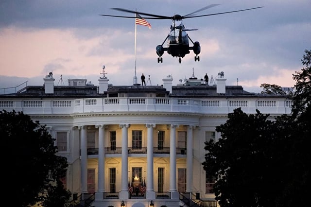 Donald Trump, a bordo del helicóptero presidencial Marine One, regresa a la Casa Blanca. Foto: EFE