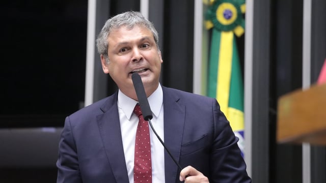 O líder do PT na Câmara dos Deputados, Lindbergh Farias (PT-RJ) diz que anistia está enterrada.