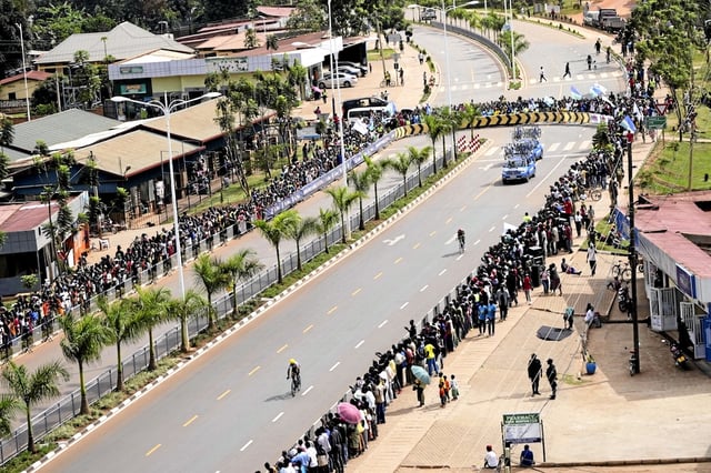 Le Ghanéen Emmanuel Sesi (à gauche) devance l’Ougandais Shafik Mugalu lors du contre-la-montre individuel masculin des moins de 23 ans, aux championnats du monde de cyclisme organisés à Kigali, le 22 septembre 2025.
