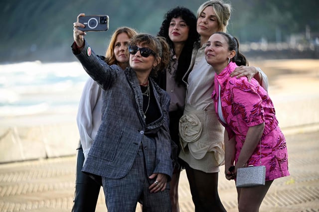 La productora Leticia Cristi, Dolores Fonzi, Camila Plaate, Julieta Cardinali y Laura Paredes, en San Sebastián