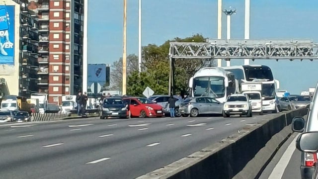 
         Un colectivo colisionó contra al menos 10 autos en la avenida General Paz.
