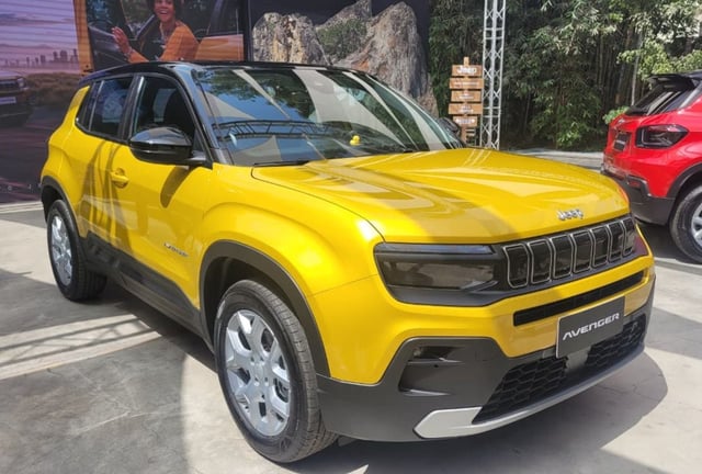 El diseño frontal del Jeep Avenger mantiene el clásico ADN de la marca y ofrece unos faros delanteros con reflectores LED. (Foto: Fernando Roca)
