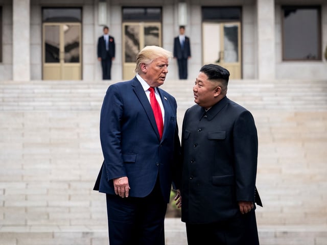 El presidente Donald Trump con Kim Jong-un, líder de Corea del Norte, en el lado norcoreano de la Zona Desmilitarizada entre Corea del Norte y Corea del Sur, en Panmunjom, el 30 de junio de 2019. El líder norcoreano, en declaraciones publicadas por medios estatales el lunes 22 de septiembre de 2025, afirmó tener "buenos recuerdos" del presidente Trump y no veía motivos para no volver a reunirse con él, siempre y cuando Estados Unidos deje de insistir en desmantelar el arsenal nuclear de su país. (Erin Schaff/The New York Times)