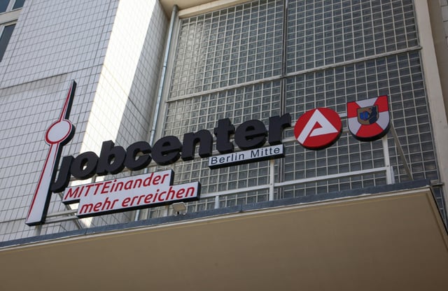 Durch betrügerische Abrechnungen von Jobcoachings soll eine Bande in Berlin einen Schaden von fast 900.000 Euro verursacht haben. Den Mitgliedern wird vorgeworfen, Coachings abgerechnet zu haben, die gar nicht oder nur teilweise erbracht wurden.