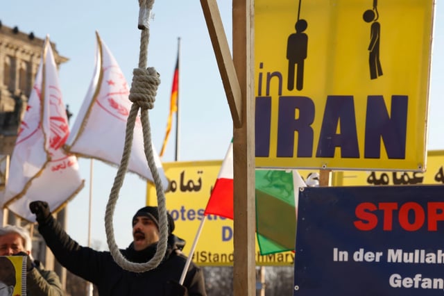 Manifestation d’exilés iraniens à Berlin, en soutien aux opposants au gouvernement de Téhéran, le 19 janvier 2023. L’ONG Iran Human Rights (IHR) a publié mardi 23 septembre 2025 un décompte faisant état d’au moins 1 000 condamnés à mort exécutés en Iran depuis le début de l’année.