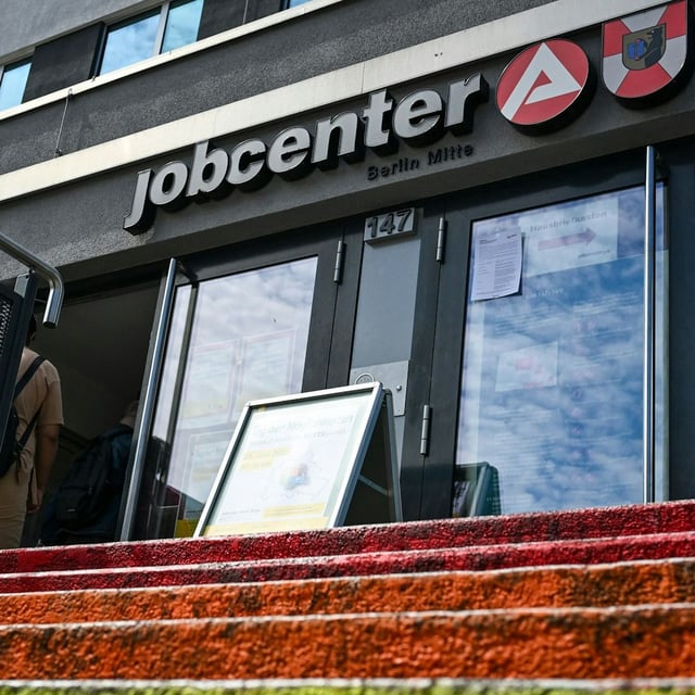 Mehrere Personen sollen Jobcenter um fast 900.000 Euro betrogen haben.