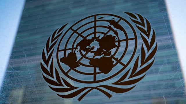 Das Symbol der Vereinten Nationen vor dem UN-Hauptsitz in New York